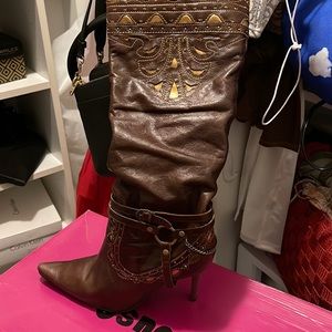 Brown detailed boots